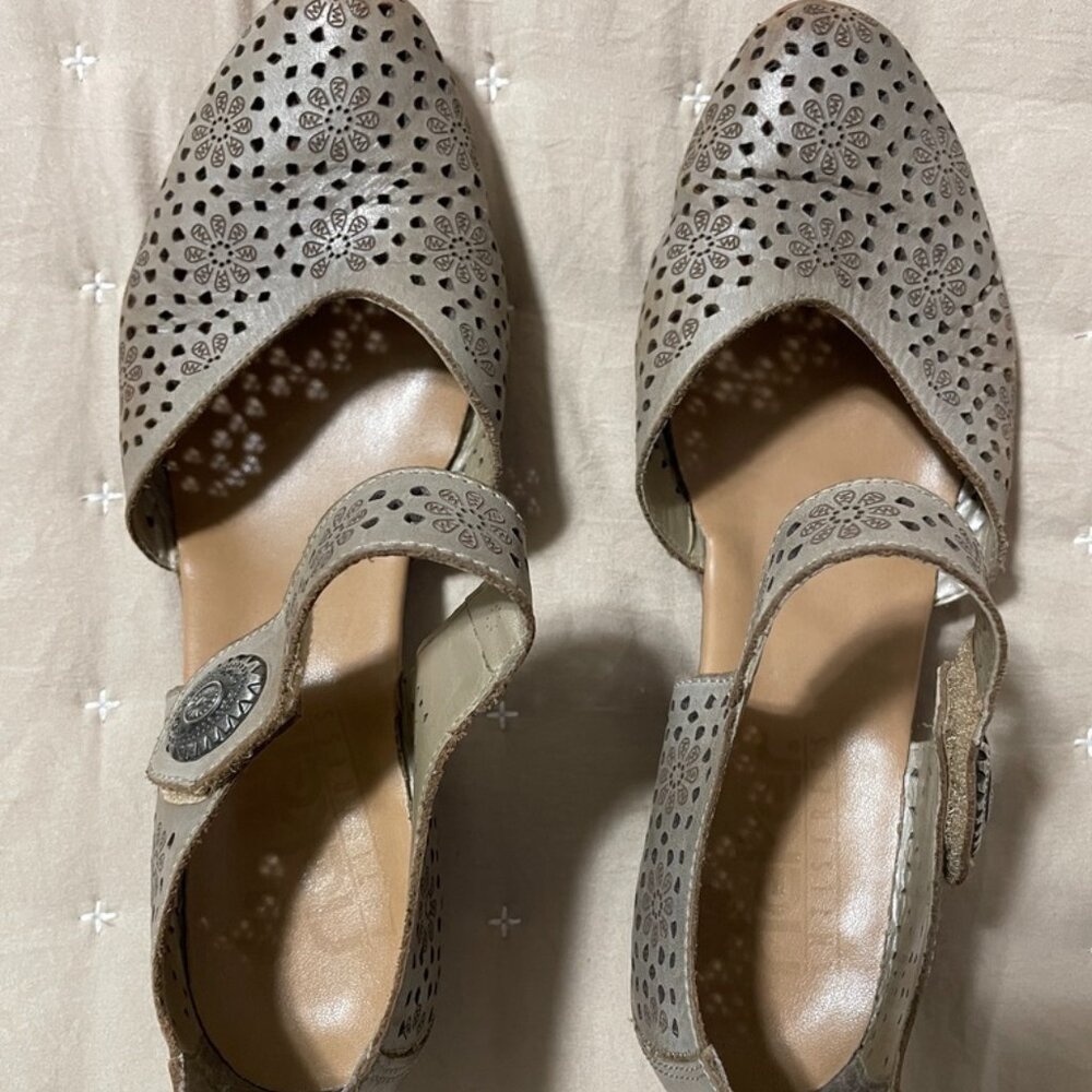 Reiker Antistress Mary Janes - very comfortable.  In tan size 37KJ/7US